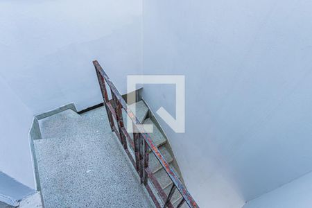 Casa à venda com 150m², 3 quartos e 2 vagas Casa à venda com 150m², 3 quartos e 2 vagasEscada