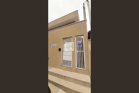 Fachada de casa para alugar com 1 quarto, 26m² em Umuarama, Osasco