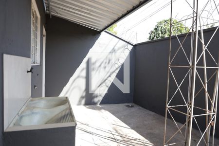 Casa para alugar com 100m², 2 quartos e 2 vagasDetalhe da área de serviço