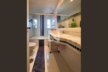 Apartamento à venda com 217m², 4 quartos e 3 vagasBanheiro da Suíte master