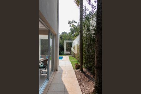 Casa de condomínio à venda com 384m², 4 quartos e 4 vagasCORREDOR LATERAL