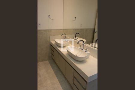 Casa de condomínio à venda com 384m², 4 quartos e 4 vagasBANHEIRO DA SUITE 2