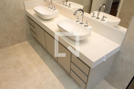 Casa de condomínio à venda com 384m², 4 quartos e 4 vagasBANHEIRO DA SUITE 2