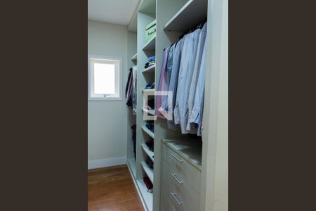 Casa de condomínio à venda com 384m², 4 quartos e 4 vagasCLOSET