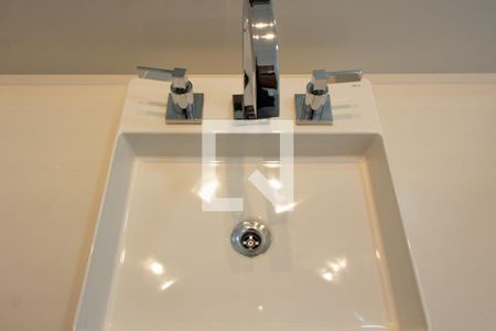 Casa de condomínio à venda com 384m², 4 quartos e 4 vagasBANHEIRO DA SUITE 1