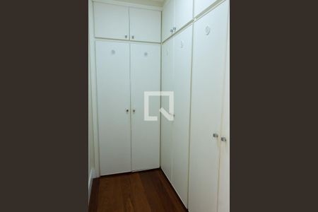 Casa de condomínio à venda com 384m², 4 quartos e 4 vagasCLOSET