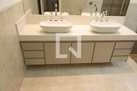 Casa de condomínio à venda com 384m², 4 quartos e 4 vagasBANHEIRO DA SUITE 2