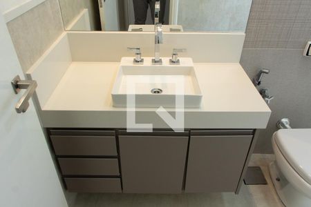 Casa de condomínio à venda com 384m², 4 quartos e 4 vagasBANHEIRO DA SUITE 1