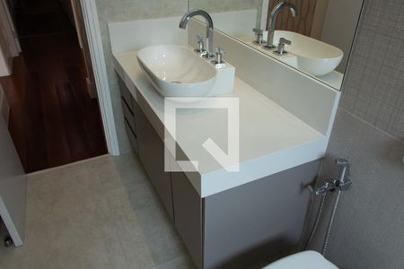 Casa de condomínio à venda com 384m², 4 quartos e 4 vagasBANHEIRO 