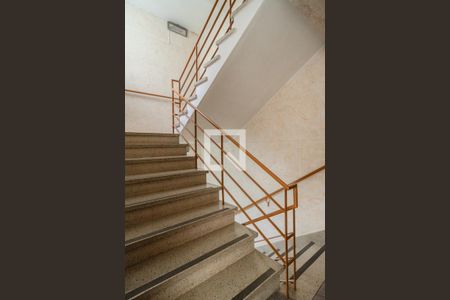 Apartamento à venda com 55m², 1 quarto e sem vagaEscada