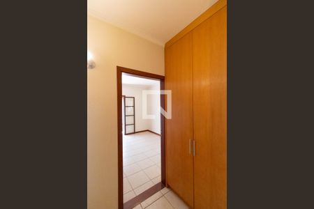 Casa de condomínio à venda com 350m², 4 quartos e 4 vagasCorredor