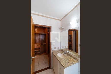 Casa de condomínio à venda com 350m², 4 quartos e 4 vagasBanheiro da Suíte 01