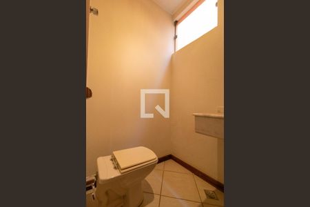 Casa de condomínio à venda com 350m², 4 quartos e 4 vagasLavabo