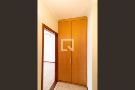 Casa de condomínio à venda com 350m², 4 quartos e 4 vagasCorredor