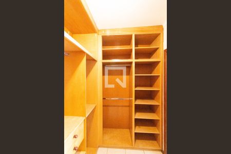 Casa de condomínio à venda com 350m², 4 quartos e 4 vagasCloset da Suíte 01