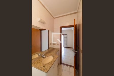 Casa de condomínio à venda com 350m², 4 quartos e 4 vagasBanheiro da Suíte 04