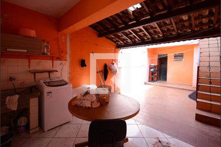 Casa à venda com 250m², 2 quartos e 2 vagas Casa à venda com 250m², 2 quartos e 2 vagasLavanderia