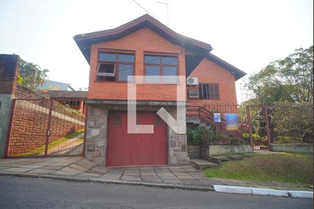 Casa à venda com 268m², 5 quartos e 3 vagasFachada