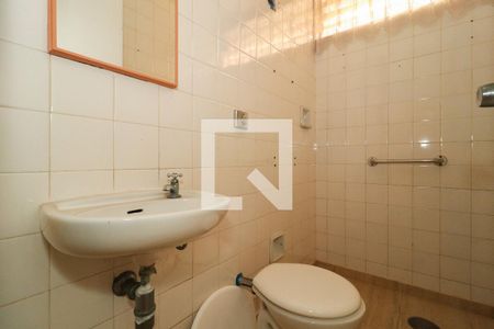 Casa à venda com 314m², 4 quartos e 4 vagas Casa à venda com 314m², 4 quartos e 4 vagasBanheiro de serviço