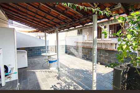 Casa de condomínio à venda com 256m², 4 quartos e 2 vagasarea de serviço