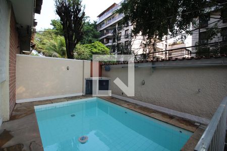 Casa à venda com 180m², 4 quartos e 3 vagasÁrea Externa - Piscina