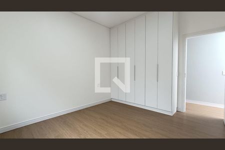 Casa de condomínio à venda com 334m², 4 quartos e 4 vagasquarto 2