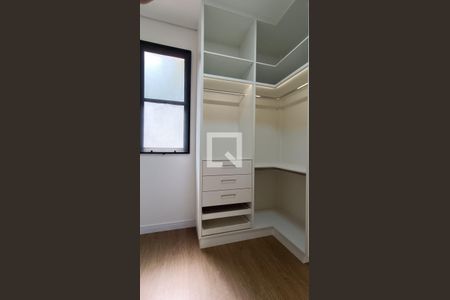 Casa de condomínio à venda com 334m², 4 quartos e 4 vagasCloset