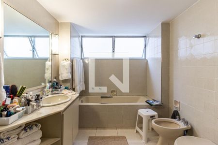 Apartamento à venda com 226m², 3 quartos e 2 vagasSuíte - Banheiro 1