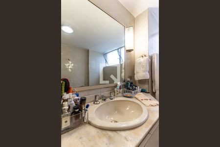 Apartamento à venda com 226m², 3 quartos e 2 vagasSuíte - Banheiro 1