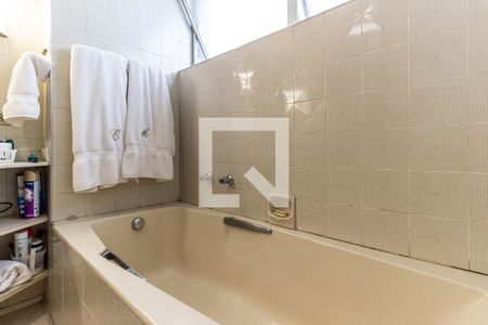 Apartamento à venda com 226m², 3 quartos e 2 vagasSuíte - Banheiro 1