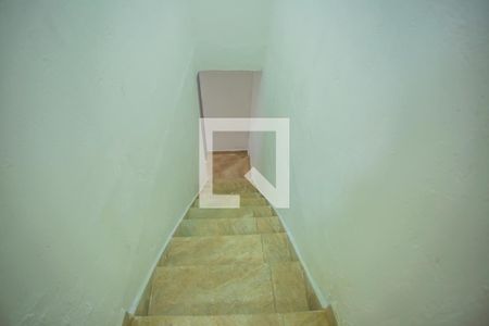 Casa para alugar com 150m², 2 quartos e 1 vagaEscadas - Cozinha
