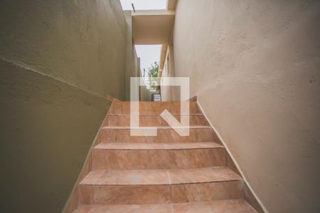 Casa para alugar com 150m², 2 quartos e 1 vagaEscadas - Corredor lateral