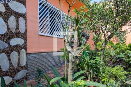 Casa à venda com 197m², 2 quartos e 2 vagas Casa à venda com 197m², 2 quartos e 2 vagasFrente e jardim