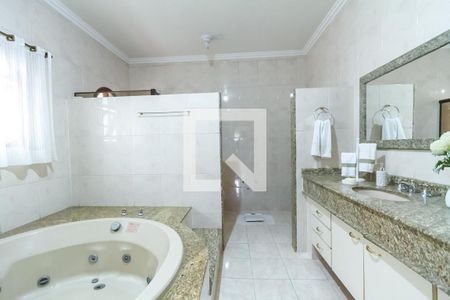 Casa à venda com 310m², 3 quartos e 3 vagasBanheiro da Suíte 1