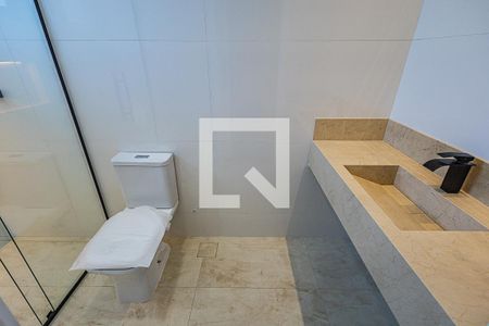 Casa de condomínio à venda com 545m², 4 quartos e 4 vagas Casa de condomínio à venda com 545m², 4 quartos e 4 vagasBanheiro da Suíte 4