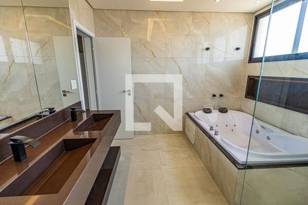 Casa de condomínio à venda com 545m², 4 quartos e 4 vagas Casa de condomínio à venda com 545m², 4 quartos e 4 vagasBanheiro Suíte 3