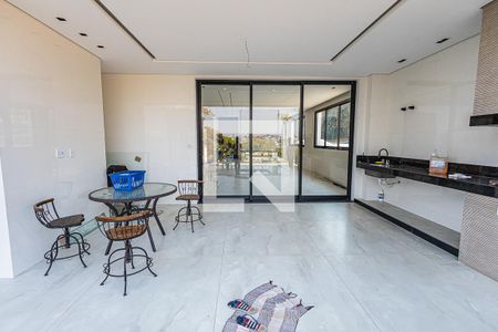 Casa de condomínio à venda com 545m², 4 quartos e 4 vagas Casa de condomínio à venda com 545m², 4 quartos e 4 vagasPiscina e varanda