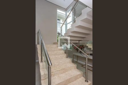 Casa de condomínio à venda com 337m², 3 quartos e 2 vagasEscada