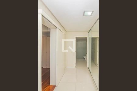 Casa à venda com 303m², 4 quartos e 2 vagasCorredor