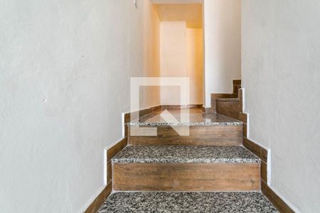 Casa para alugar com 100m², 2 quartos e 2 vagas Casa para alugar com 100m², 2 quartos e 2 vagasEscada