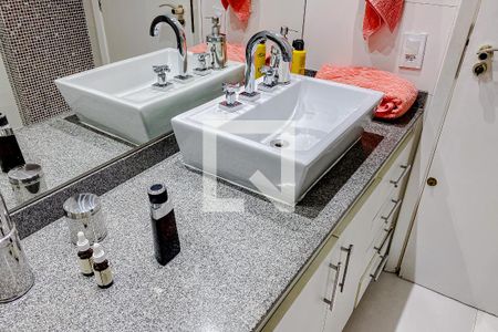 Apartamento à venda com 164m², 3 quartos e 3 vagasBanheiro da Suíte 1