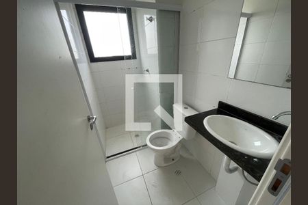 Banheiro de serviço de apartamento para alugar com 3 quartos, 94m² em Jardim Isis, Cotia
