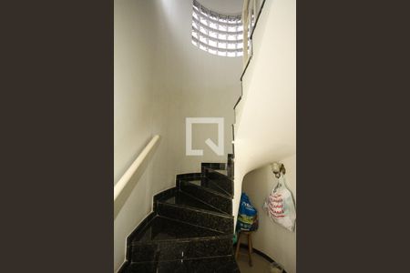 Casa à venda com 250m², 3 quartos e 4 vagasEscada