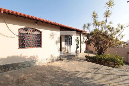 Casa para alugar com 120m², 3 quartos e 3 vagasFachada