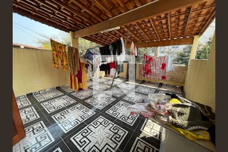 Casa à venda com 250m², 3 quartos e 2 vagas Casa à venda com 250m², 3 quartos e 2 vagasVaranda