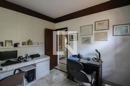 Casa à venda com 379m², 4 quartos e 4 vagasEscritório