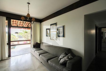 Casa à venda com 379m², 4 quartos e 4 vagasSala de TV