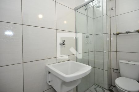 Banheiro de kitnet/studio para alugar com 1 quarto, 24m² em Parque Marabá, Taboão da Serra