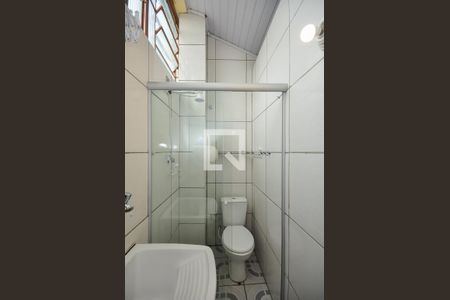 Banheiro de kitnet/studio para alugar com 1 quarto, 24m² em Parque Marabá, Taboão da Serra
