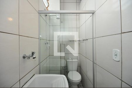 Banheiro de kitnet/studio para alugar com 1 quarto, 24m² em Parque Marabá, Taboão da Serra